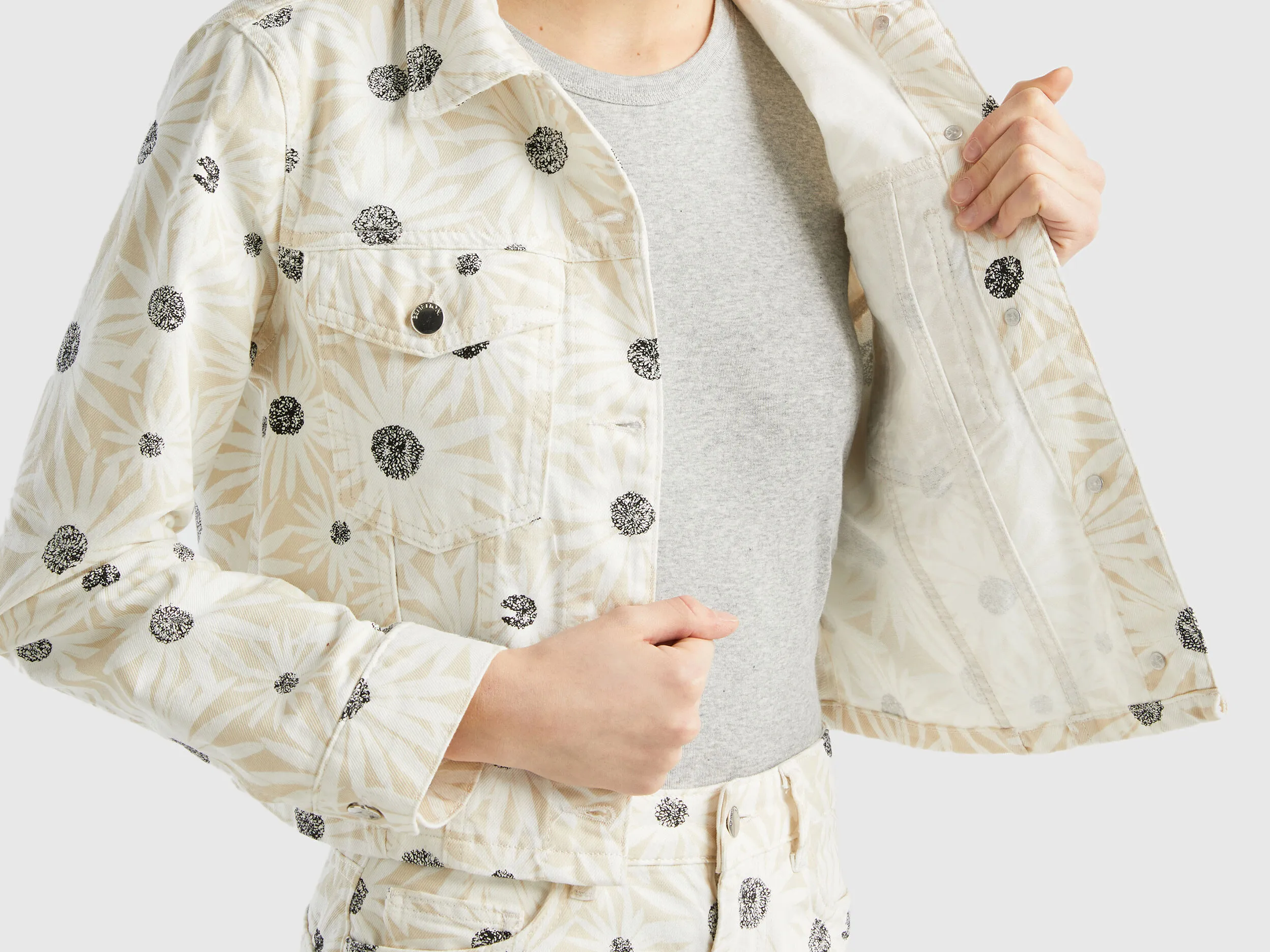 Cropped floral jacket - Creamy White | Benetton