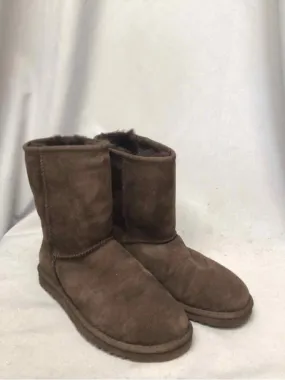 UGG SIZE 8 Ladies SHOES